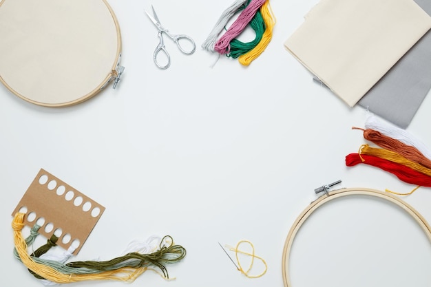 stół z materiałami do haftu